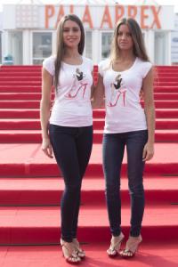 Viola Pigola e Marta Gariglio posano con la T-shirt gioiello e il prezioso sandalo rosso per sensibilizzare sul tema della violenza contro le donne