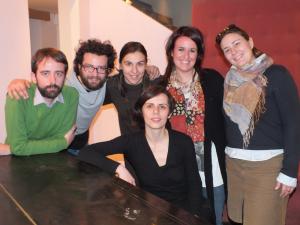 Maria Paola Colombo (seduta) circondata da alcuni giornalisti che si occupano di cultura a Novara