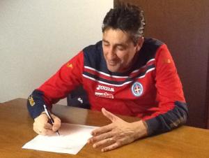 La firma del contratto dell'ex tecnico del Novara, Alfredo Aglietti