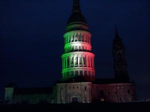 La Cupola di San Gaudenzio illuminata col Tricolore