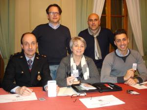 In piedi da sinistra gli assessori Zanetta e Bossi. Seduti il comandante Tettoni, il sindaco Tinivella e Niccolò Rosso