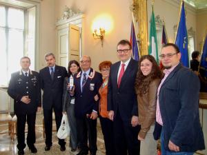 La famiglia Tegoletto riceve il riconoscimento dal Prefetto Castaldo, alla presenza del sindaco Ruggerone e del consigliere comunale Sansottera