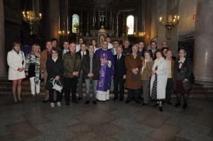 Il gruppo dei falegnami e loro famigliari nella chiesa parrocchiale di Oleggio