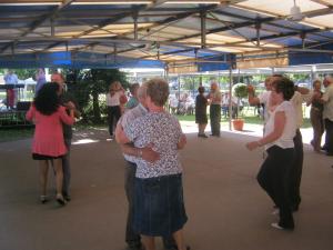 Uno dei momenti danzanti dell'Estate Anziani al Parco Cicogna