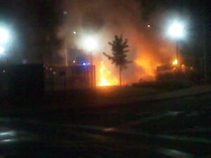 Il camper e il furgone in fiamme (foto di Roberto Varisco)