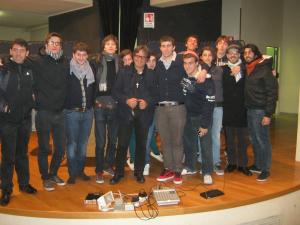 I ragazzi di 'Volta la carta' con don Angelo