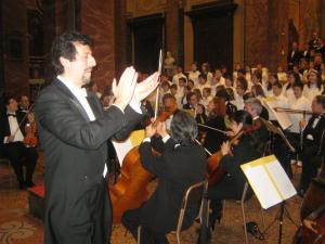 Il maestro Cavallaro e parte degli interpreti del Concerto di Santa Lucia