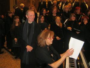 Monsignor Corti segue con attenzione l'esecuzione della Schola Cantorum e della pianista Loredana Maresca