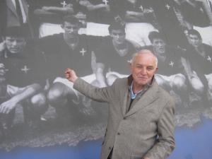 Umberto Volpati si indica nella maxi foto che compari fuori dalla tribuna centrale del Piola