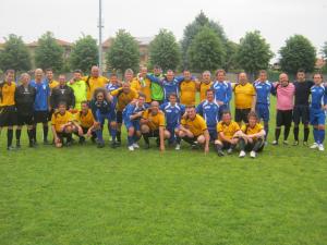 Le due squadre a centrocampo per la foto-ricordo finale