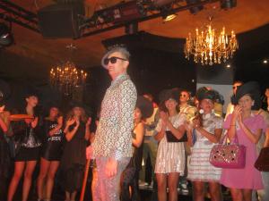 Matteo Sorbellini e i suoi modelli al termine della sfilata al Ryan's