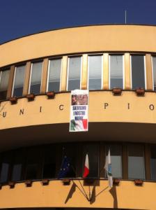 Lo striscione fuori dal Municipio di Bellinzago