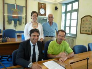 Nella foto il presidente della Provincia Matteo Besozzi, il presidente del CAI Boris Cerovac, il precedente presidente del CAI Carlo Zanaria e la consigliera provinciale delegata Laura Noro