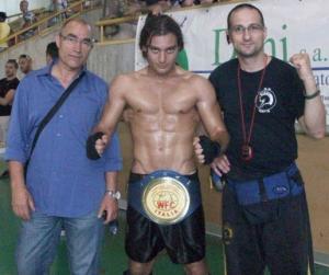 Rocco Miraglia (al centro) posa con la cintura di Campione d’Italia subito dopo la vittoria. A destra il maestro Guido Colombo