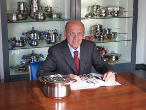 Il commendatore Barazzoni nel suo ufficio