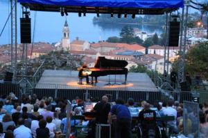 Allevi in concerto nella magica serata di Arona