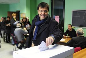 Il sindaco Ballarè mentre vota alle primarie nel seggio al Sacro Cuore