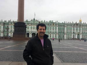 Il maestro Gianmario Cavallaro nella piazza principale di San Pietroburgo