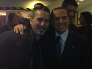 Silvio Berlusconi con un militante del Pdl novarese