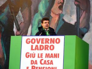 Cota sul palco della manifestazione della Lega a Milano contro il Governo Monti