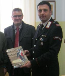 Il sindaco di Trecate Enrico Ruggerone e il maresciallo Giovanni Ferrara