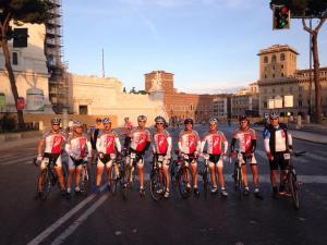 Foto di gruppo della GC '95 Novara in piazza Venezia a Roma