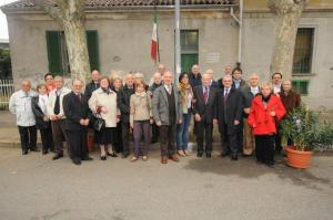 I calzolai riuniti davanti alla sede dell’Università dei Calzolai di Novara