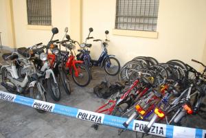I motorini e le biciclette recuperate in via Gorizia a Novara