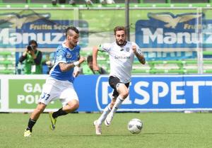 Davide Lanzafame in azione con la maglia del Novara
