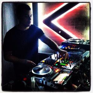 Luca Binatti alla consolle