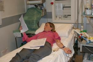 L'ex ministro Meloni mentre dona il sangue (da www.avis.it)