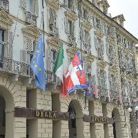 Bandiere a mezz'asta al Palazzo della Regione