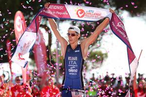 Il trionfo di Giulio Molinari (dal sito della Federazione Italiana Triathlon)