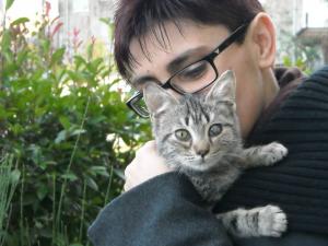 L'assessore Monfroglio con uno degli 'ospiti' del gattile di via del Piaggio (dal suo profilo Facebook)