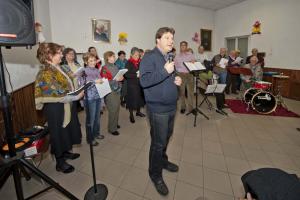 Don Andrea Mosca e il coro dei Rustic