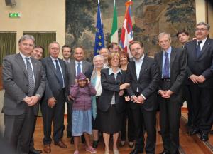 Il gruppo di premiati con gli assessori Cavallera e Giordano (foto di G-Mariotti)