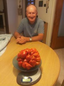 Roberto Pigozzo e il mega pomodoro da quasi 2 chili!