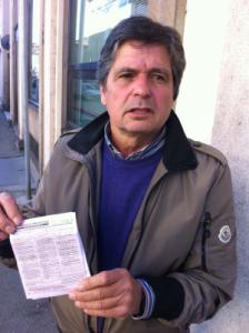 Vincenzo Salerno mostra la multa