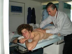 Marco Simoncelli 'nelle mani' del dottor Claudio Costa