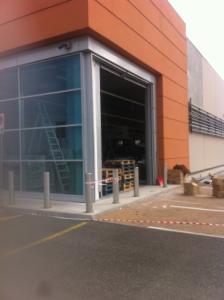 La spaccata al Giga Tech di Trecate