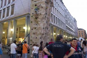 L'arrampicata (foto tratta dal profilo Facebook del sindaco Ballarè)