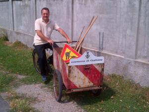 Ferrari alla guida del 'triciclo dello spazzino'