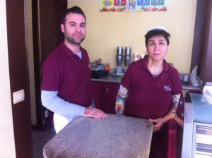 I titolari della gelateria Vanessa davanti al posto dove c'era il registratore di cassa prima di essere portato via